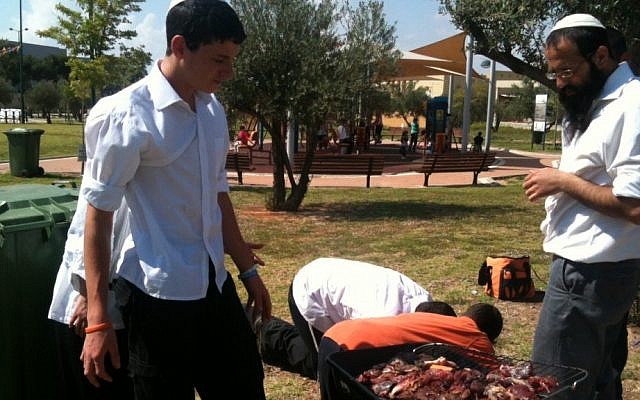 Israelis barbecuing in Yad Binyamin Tuesday. (photo credit: Jodi Schachar/courtesy) Israelis barbecuing in Yad Binyamin Tuesday. (photo credit: Jodi Schachar/courtesy)