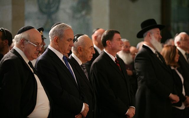Prime Minister Benjamin Netanyahu, second from left, and President Shimon Peres, to his right, at the Knesset Holocaust Remembrance Day ceremony on April 8, 2013. Chief Ashkenazi Rabbi Yona Metzger is in the black hat. (photo credit: courtesy GPO)