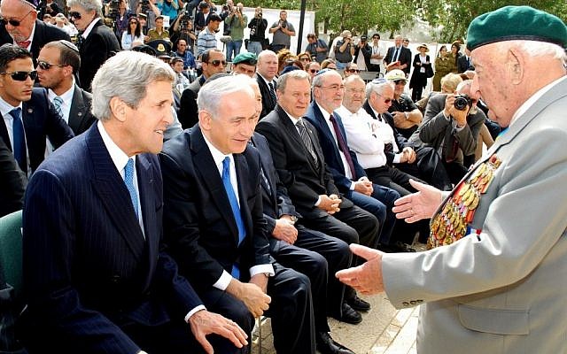 US Secretary of State John Kerry, left, and Prime Minister Benjamin Netanyahu greet Zaveliy Kleiner, of the Association of Disabled Veterans of the Fight against Nazism, at Yad Vashem on Holocause Remembrance Day, April 8, 2013. (photo credit: courtesy Artiom Degel/Association of Disabled Veterans against Nazism)
