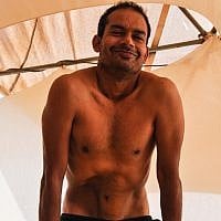 Swadesh Sharma demonstrates kriyas (ancient body cleansing rituals) for the stomach (photo credit: Michal Shmulovich)