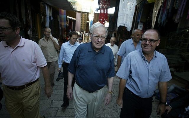 Warren Buffett (L) and Eitan Wertheimer (R), chairman of the Board of Iscar Metalworking companies, visit the Old City of Jerusalem, May 2013 (Photo credit: Pierre Terdjman / Flash90)