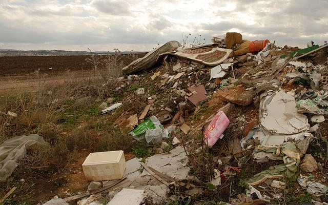 Illegal waste dumping site in a field in Israel, Nov 21, 2008. (photo credit: Gili Yaari/Flash 90) Illegal waste dumping site in a field in Israel, Nov 21, 2008. (photo credit: Gili Yaari/Flash 90)