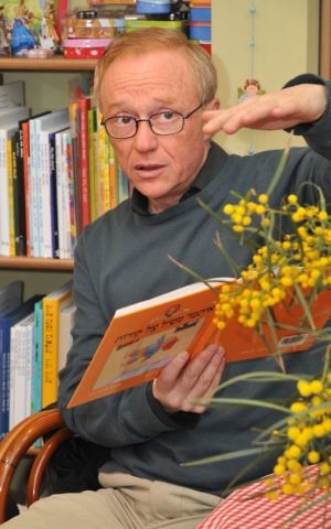 David Grossman always likes reading to kids, being "tourists" in the same story (photo credit: Jorge Novominsky/Flash 90)