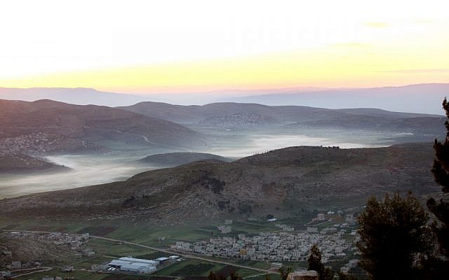 Sunrise over Nablus in 2011 (Moshe Shai/Flash90)
