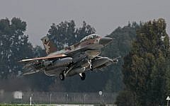 A fully armed F-16 during take off. (Ofer Zidon/Flash90)