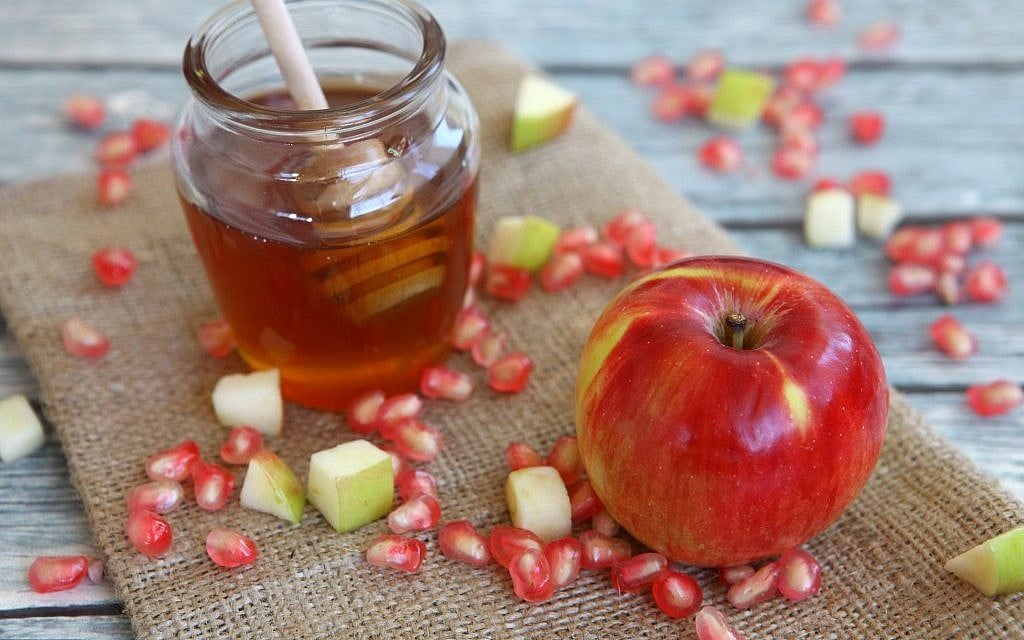 The Rosh Hashanah custom of dipping apples in honey had its start among Ashkenazi Jews. (Liron Almog/Flash90) The Rosh Hashanah custom of dipping apples in honey had its start among Ashkenazi Jews. (Liron Almog/Flash90)