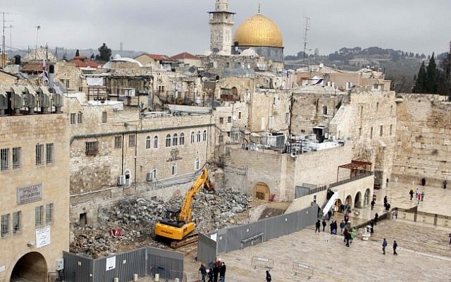 Construction work in the courtyard of the Western Wall in Jerusalem's Old City, February 2013 (photo credit: Sliman Khader/Flash90) Construction work in the courtyard of the Western Wall in Jerusalem's Old City, February 2013 (photo credit: Sliman Khader/Flash90)