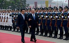 China's Prime Minister Li Keqiang and Prime Minister Benjamin Netanyahu review an honor guard at the Great Hall of the People in Beijing on May 8, 2013. (Photo credit: Avi Ohayon/GPO/FLASH90)