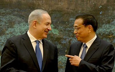 Prime Minister Benjamin Netanyahu (L) talks to Chinese Premier Li Keqiang at the Great Hall of the People in Beijing, on May 8, 2013. (photo credit: Avi Ohayon/GPO/Flash90)
