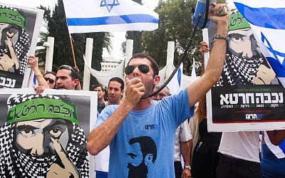 Right-wing Israeli activists stage a counter-protest next to left-wing students (not pictured), during a rally marking the upcoming Nakba Day at Tel Aviv University, Monday, May 13, 2013 (photo credit: Roni Schutzer/ Flash90)