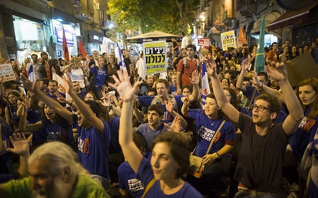 Demonstrators take part in a protest march against the economic policies of Prime Minister Benjamin Netanyahu and Finance Minister Yair Lapid in front of the PM's residence in Jerusalem. on May 18, 2013. (Photo credit: Yonatan Sindel/Flash90) Demonstrators take part in a protest march against the economic policies of Prime Minister Benjamin Netanyahu and Finance Minister Yair Lapid in front of the PM's residence in Jerusalem. on May 18, 2013. (Photo credit: Yonatan Sindel/Flash90)