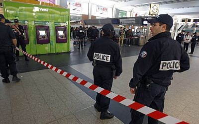Police officers stand near the cordoned off spot where a French soldier was stabbed in the throat in the busy commercial district of La Defense, outside Paris, Saturday May 25, 2013, and France's president said authorities are investigating any possible links with the recent slaying of a British soldier.(photo credit: AP/Remy de la Mauviniere)