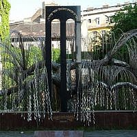 Memorial of the Hungarian Jewish Martyrs, Dohány Street Synagogue, Budapest (photo credit: CC-BY-SA Ian Pitchford/Wikimedia Commons)