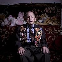 Soviet Jewish World War II veteran Tchudnovsky Itzhak. Tchudnovsky joined the Red Army in 1942 and was an artillery commander at the Stalingrad front.  April 12, 2013. (photo AP/Oded Balilty)