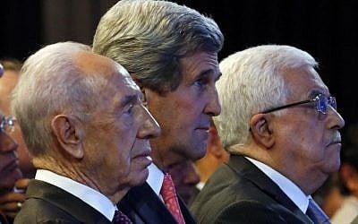 Mideast U.S. Secretary of State John Kerry, Israeli President Shimon Peres, left, and Palestinian President Mahmoud Abbas, right, participate in the World Economic Forum on the Middle East and North Africa at the King Hussein Convention Center at the Dead Sea in Jordan Sunday May 26, 2013
