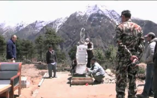 A statue of the Dead Sea, flanked by Israeli and Nepalese who erected it near Mount Everest. (photo credit: image capture from Channel 2)
