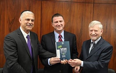 State Comptroller Joseph Shapira presents his annual report to Knesset Speaker Yuli Edelstein and Knesset State Control Committee Amnon Cohen on Wednesday, May 8 (photo credit: Knesset spokesperson)