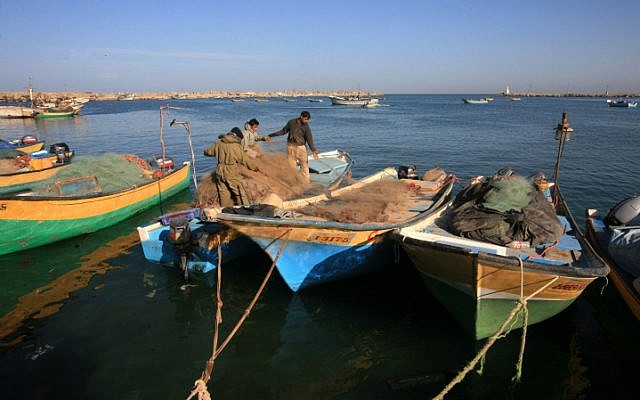 Palestinian fishermen set off to sea from the port in Gaza City on December 17, 2010 (photo credit:MOHAMMED OTHMAN/Flash 90) Palestinian fishermen set off to sea from the port in Gaza City on December 17, 2010 (photo credit:MOHAMMED OTHMAN/Flash 90)
