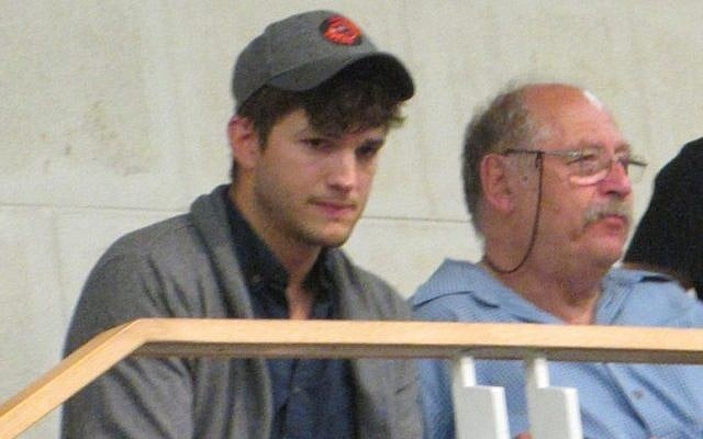 Ashton Kutcher with Israeli high-tech guru Yossi Vardi, in Tel Aviv in May 2013. (Courtesy)