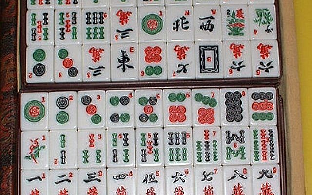 A modern mah jongg set (photo credit: CC-BY-SA -Immanuel Giel, Commons)