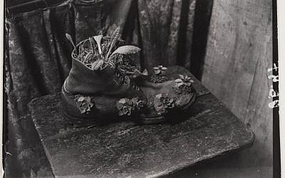 Brassai: Shoemaker at Montparnasse