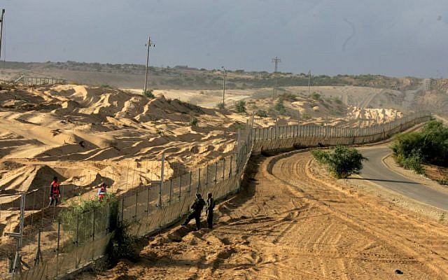 The Israel-Gaza border in 2007 (Photo credit: Edi Israel/ Flash 90) The Israel-Gaza border in 2007 (Photo credit: Edi Israel/ Flash 90)