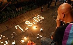 A man mourns the dead in the Bar Noar shooting in Tel Aviv, August 2, 2009. (Gili Yaari/Flash90)