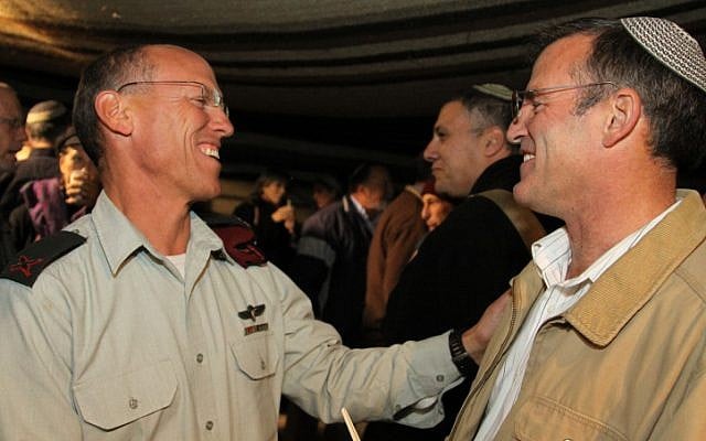 Maj. Gen. Alon with the outgoing Gush Etzion Regional Council head Shaul Goldstein (Photo credit: Gershom Elinson/ Flash 90)