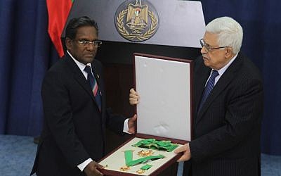 PA President Mahmoud Abbas welcomes to Ramallah the president of Maldives, Mohammed Waheed Hassan, on June 4, 2013. (photo credit: Issam Rimawi/Flash90)