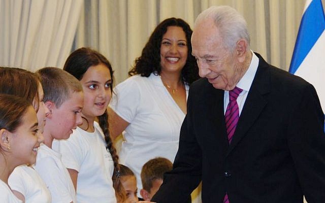 School children meet Israeli president Shimon Peres, in Jerusalem on June 13, 2013. (photo credit: Orit Gori/GPO/Flash90) School children meet Israeli president Shimon Peres, in Jerusalem on June 13, 2013. (photo credit: Orit Gori/GPO/Flash90)