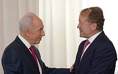 John Chambers, CEO of Cisco Systems Inc., meets with President Shimon Peres (left) prior to the opening of the Israeli Presidential Conference in Jerusalem on June 18, 2013. (photo credit: Mark Neyman/GPO/Flash90)