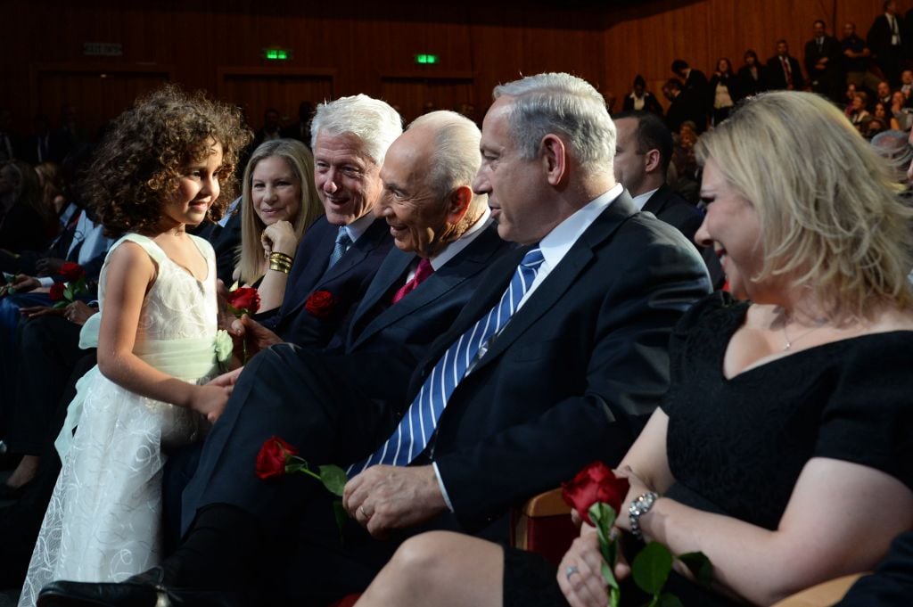 Shimon Peres and his granddaughter (photo credit: Kobi Gideon/Flash 90)
