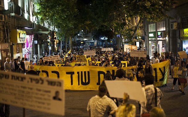 Protesters hold up signs and chant slogans as they take part in a protest march against the government's decision to export 40% of the countries' natural gas reserves (photo credit: Yonatan Sindel/Flash90) Protesters hold up signs and chant slogans as they take part in a protest march against the government's decision to export 40% of the countries' natural gas reserves (photo credit: Yonatan Sindel/Flash90)