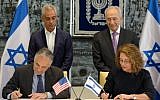 President Shimon Peres (R) and Chicago Mayor Rahm Emmanuel oversee the signing a cooperation agreement between Ben Gurion univeristy and Chicago University, at the President's residence in Jerusalem on  Monday, June 24 (photo credit:  Mark Neyman/GPO/Flash90)