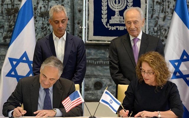 President Shimon Peres (R) and Chicago Mayor Rahm Emmanuel oversee the signing a cooperation agreement between Ben Gurion univeristy and Chicago University, at the President's residence in Jerusalem on Monday, June 24 (photo credit: Mark Neyman/GPO/Flash90) President Shimon Peres (R) and Chicago Mayor Rahm Emmanuel oversee the signing a cooperation agreement between Ben Gurion univeristy and Chicago University, at the President's residence in Jerusalem on Monday, June 24 (photo credit: Mark Neyman/GPO/Flash90)