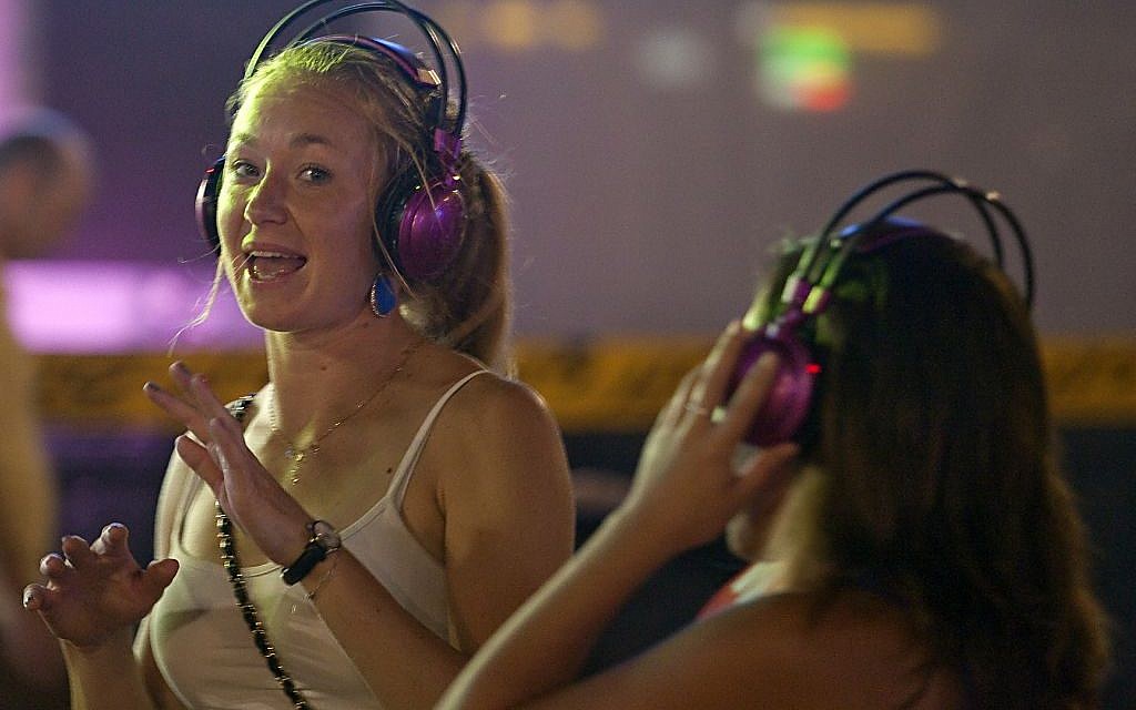 Headphones party set to the techno tunes of Tel Aviv's best DJs at White Night 2013 (photo credit: Dror Garti/Flash 90)