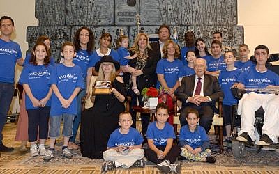 Shimon Peres, Barbra Streisand, and the 'Make-a-Wish' children, at the President's Residence on Monday. (photo credit: Mark Neiman/GPO)