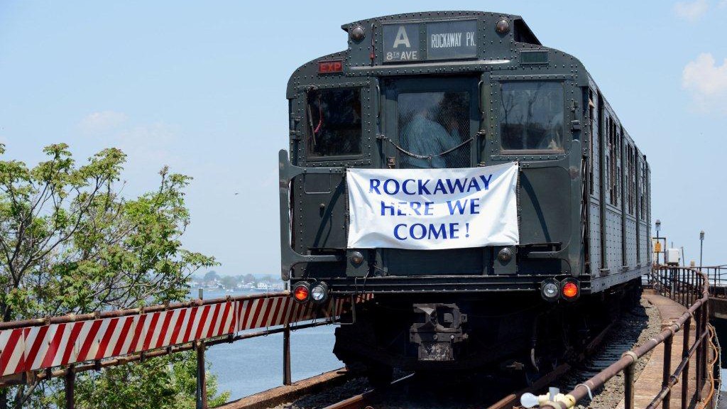 TRAIN WRECK2 ヨーヨー SPYY ⁴ᴷ⁶⁰ R42s in use on the Garbage Train - YouTube