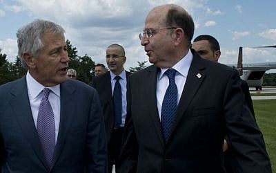 US Defense Secretary Chuck Hagel, left, walks with Defense Minister Moshe Ya'alon after Ya'alon landed at the Pentagon after a test flight on a V-22 Osprey tilt-rotor aircraft, in June 2013 (photo credit: Erin A. Kirk-Cuomo/Department of Defense)