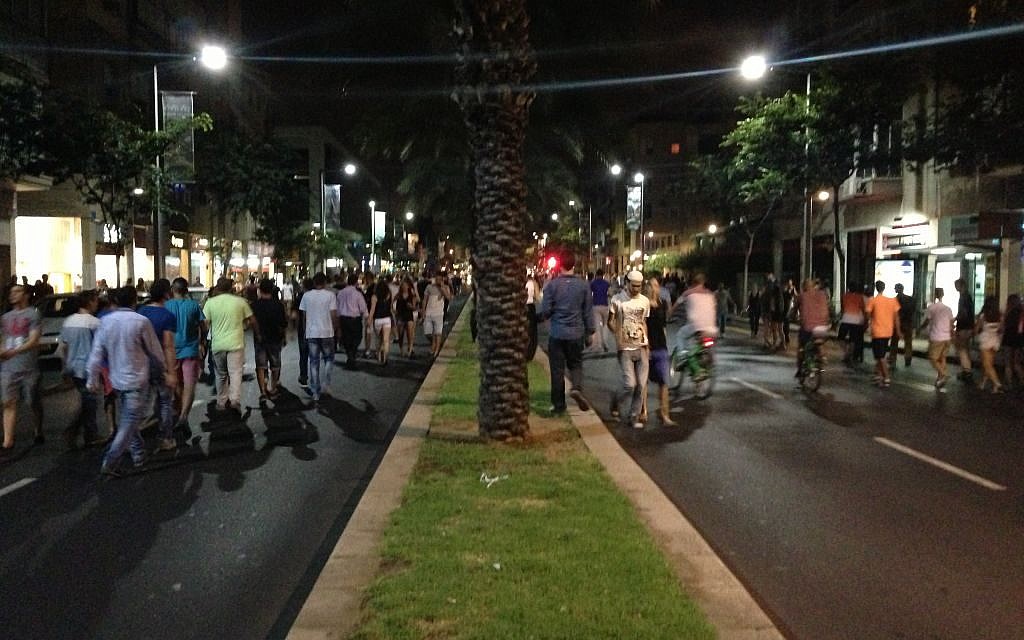 A crowd of White Night revelers taking over Tel Aviv's Ibn Gvirol Street (photo credit: Nicole Levin/Times of Israel)
