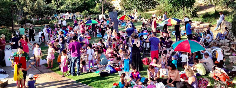 A Berela event on a recent Shabbat afternoon in Jerusalem, drawing secular residents and offering them family-friendly Shabbat activities (Courtesy Rachel Azaria Facebook page)