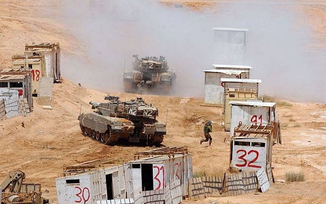 IDF tanks during the officers' course drill in the Negev (Photo credit: Courtesy: IDF Spokesperson's Office)