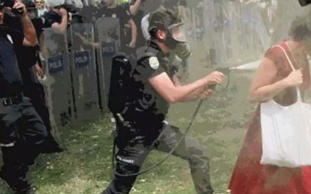 But the policemen moves in even closer (photo credit: Youtube screenshot)