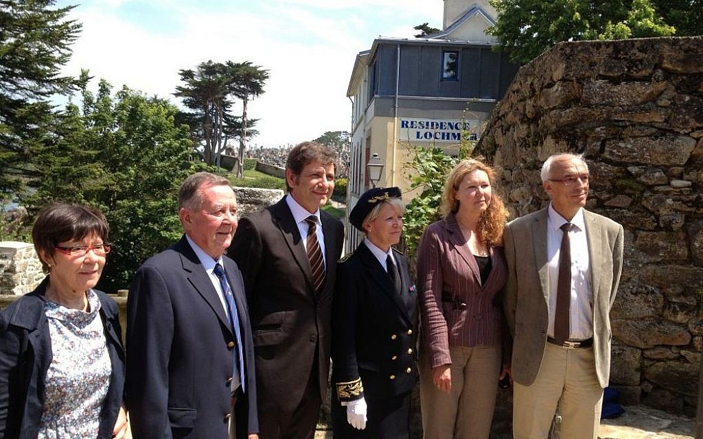 Yad Vashem representatives Norbert and Marie-France Bensaadon, right, stand next to Douarnenez mayor Philipe Paul, center, and members of the Le Guellec family, left, at a monument unveiling ceremony in Douarnenez (photo credit: Elhanan Miller/Times of Israel)
