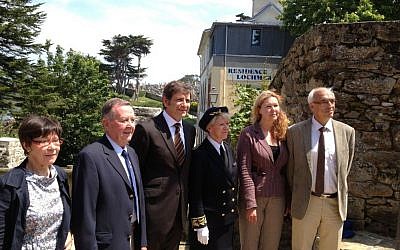 Yad Vashem representatives Norbert and Marie-France Bensaadon, right, stand next to Douarnenez mayor Philipe Paul, center, and members of the Le Guellec family, left, at a monument unveiling ceremony in Douarnenez (photo credit: Elhanan Miller/Times of Israel)