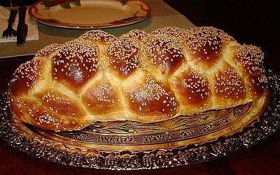 Delicious challah with sesame (photo credit: Aviv Hod/Wikimedia Commons)