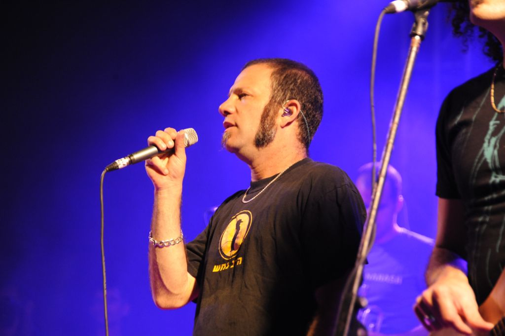 Hadag Nachash lead singer Shaanan Streett singing at the Coca-Cola Summer of Love festival (Courtesy Coca-Cola Israel) Hadag Nachash lead singer Shaanan Streett singing at the Coca-Cola Summer of Love festival (Courtesy Coca-Cola Israel)