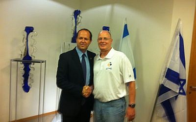 USA Open Men's Basketball head coach Brad Greenberg (right) meets with Jerusalem Mayor Nir Barkat. (photo credit: Raphael Gellar/Times of Israel)