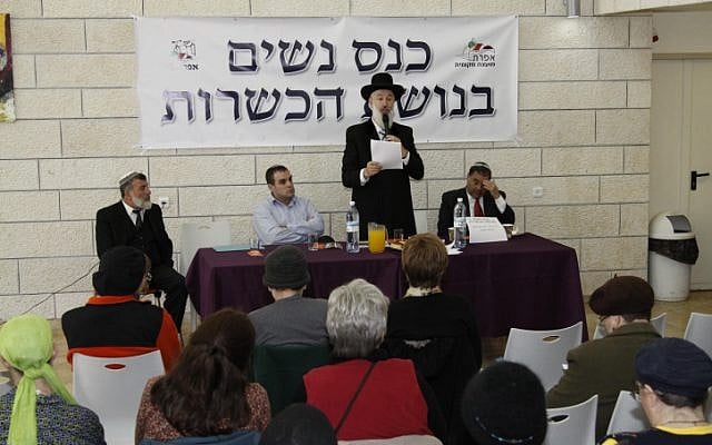 Former chief Ashkenazi Rabbi Yona Metzger speaks to women attending a seminar on the laws of Kashrut in 2010. (photo credit: Gershon Elinson/Flash90) Former chief Ashkenazi Rabbi Yona Metzger speaks to women attending a seminar on the laws of Kashrut in 2010. (photo credit: Gershon Elinson/Flash90)
