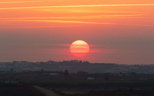 A setting sun. (photo credit: Yonatan Sindel/Flash90) A setting sun. (photo credit: Yonatan Sindel/Flash90)